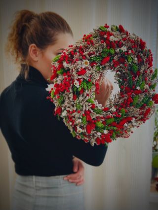 Už to vypuklo aj u nás… 🎄 Dnešným dňom sme začali do ponuky na www.flowerio.sk postupne pridávať aj hotové sušené vence....