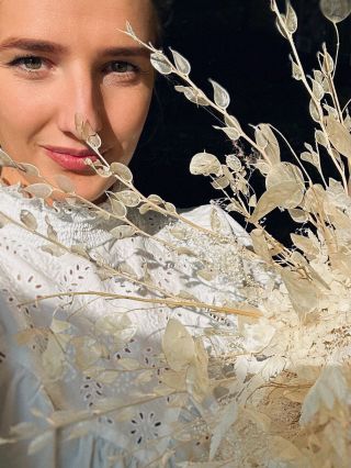 Dokonale zladená s aranžmánom 🌿 … takto to dnes vyšlo 🙋🏻‍♀️ Majte pekný tvorivý týždeň, my sa ideme opäť vrhnúť na novinky...